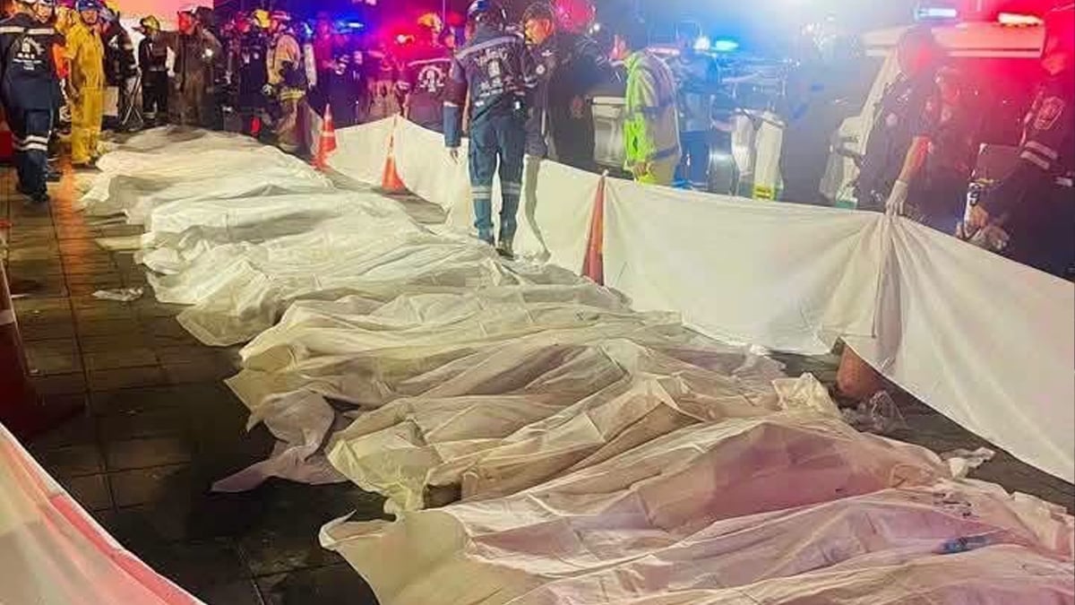 অগ্নিকাণ্ডের পর ২৭ জনের মরদেহ উদ্ধার করা হয়েছে ওই বার থেকে। আরও ৬০ জনকে হাসপাতালে ভর্তি করা হয়েছে। নিখোঁজ রয়েছে আরও কয়েকজন। ছবি: চাতুচাক জেলা প্রশাসন