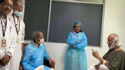 অসুস্থ মঈন খানকে দেখতে হাসপাতালে গেলেন রাষ্ট্রপতি