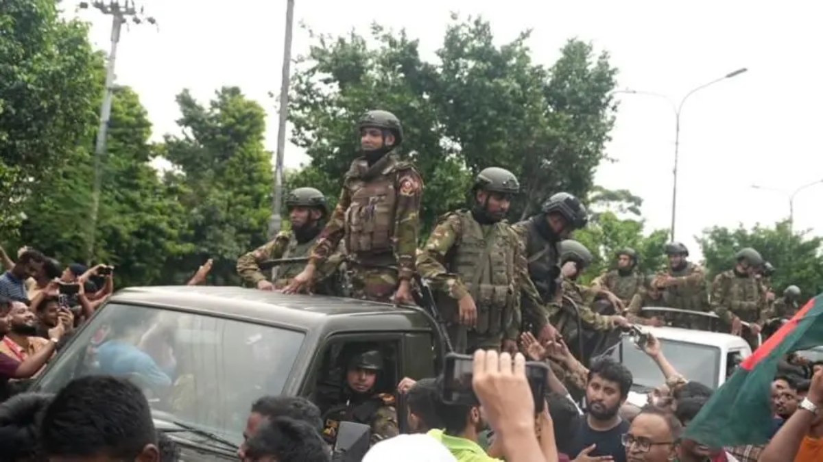শেখ হাসিনার পদত্যাগের খবরে ঢাকায় সেনা সদস্যদের সঙ্গে হাত মেলাচ্ছেন আন্দোলনকারীরা। ছবি: সংগৃহীত