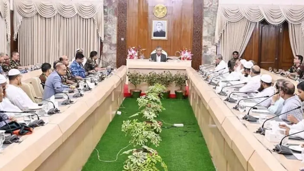 শেখ হাসিনা সরকারের পতনের পর ওই দিনই তিন বাহিনী প্রধান, বিভিন্ন রাজনৈতিক দলের নেতা ও সুশীল সমাজের সঙ্গে বৈঠক করেন তৎকালীন রাষ্ট্রপতি মো. সাহাবুদ্দিন। ছবি: সংগৃহীত