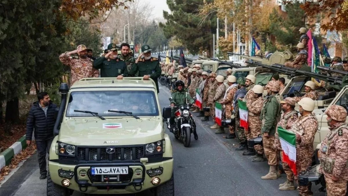 The commander of the Revolutionary Guard inspects Basij units