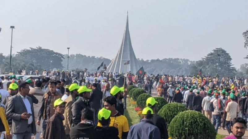 ফুলেল শ্রদ্ধায় জাতির শ্রেষ্ঠ সন্তানদের স্মরণ, স্মৃতিসৌধে জনতার ঢল