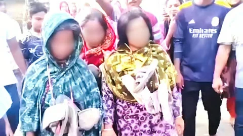 নাটোরের গুরুদাসপুরে কালো জাদু করার অভিযোগ তুলে তিন নারীকে গলায় জুতার মালা পরিয়ে প্রকাশ্যে গ্রামের রাস্তায় ঘোরানো হয়। ছবি: সংগৃহীত