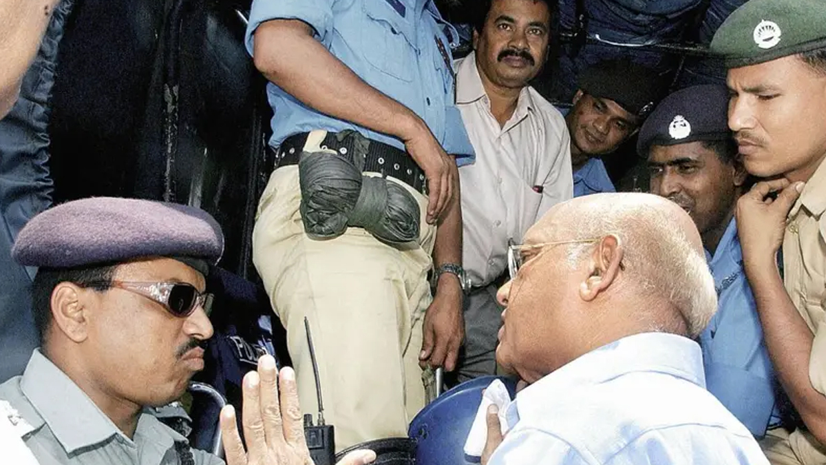 ২০০৪ সালে সরকারবিরোধী আন্দোলনে রাজপথ থেকে গ্রেপ্তার হন তোফায়েল আহমেদ। ছবি: সংগৃহীত