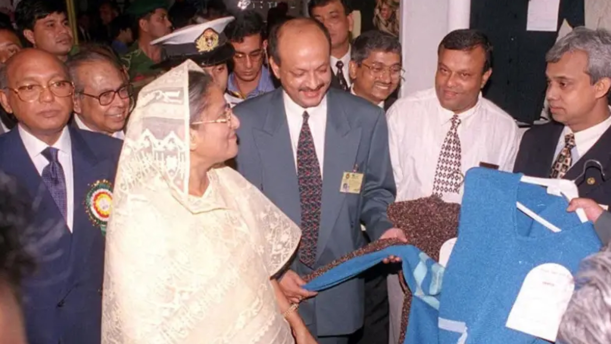 শেখ হাসিনার পাশে তোফায়েল আহমেদ। তিনি তখন বাণিজ্যমন্ত্রী। ছবি: সংগৃহীত