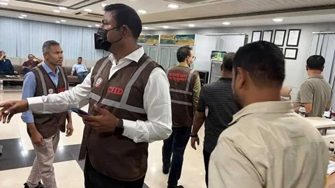 গুলশানের টস বন্ড ওয়্যারহাউজে বৃহস্পতিবার দিবাগত রাতে অভিযান চালায় এনবিআরের সংশ্লিষ্ট সংস্থাগুলো। ছবি: এনবিআর