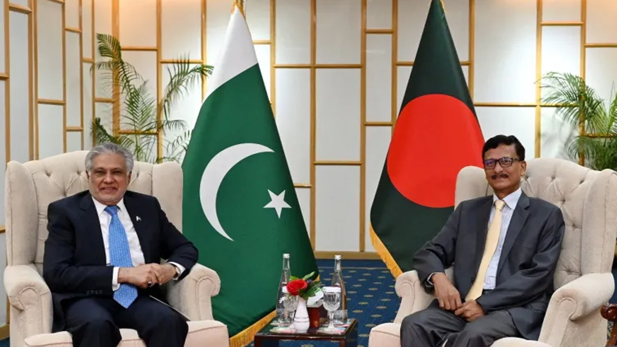 গত আগস্টে পাকিস্তানের উপপ্রধানমন্ত্রী ও পররাষ্ট্রমন্ত্রী ইসহাক দার ঢাকা সফরে দ্বিপাক্ষিক বৈঠক করেন পররাষ্ট্র উপদেষ্টা তৌহিদ হোসেনের সঙ্গে। ছবি: পররাষ্ট্র মন্ত্রণালয়