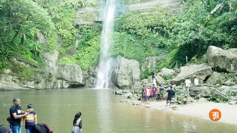 মাধবকুণ্ড জলপ্রপাতে পর্যটকদের ভিড়। ছবি: রাজনীতি ডটকম