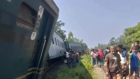 লাকসামে কর্ণফুলী কমিউটার ট্রেনের ইঞ্জিনসহ তিনটি বগি লাইনচ্যুত হয়েছে। ছবি: সংগৃহীত