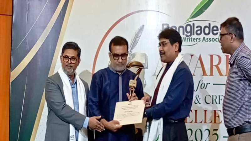 'সেরা ভ্রমণ সাহিত্য পত্রিকা' পুরস্কার গ্রহণ করছেন 'ভ্রমণগদ্য'-এর সম্পাদক মাহমুদ হাফিজ। ছবি: সংগৃহীত