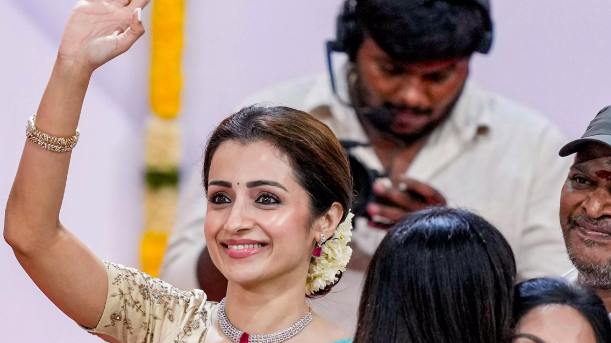 পুরোপুরি দেশি সাজে বিজয়ের শপথ অনুষ্ঠানে উপস্থিত ছিলেন তৃষা। ছবি: পিটিআই