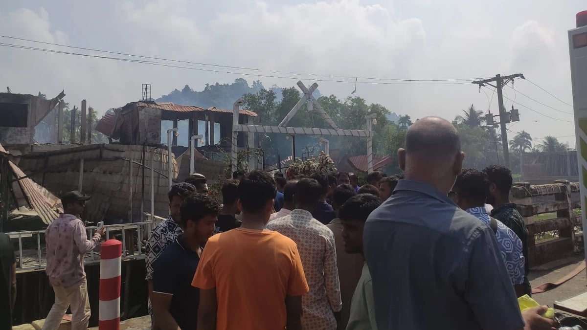 আগুনে পুড়ে যাওয়া মেরিন ড্রাইভ সড়কসংলগ্ন টুপটুপ রিসোর্ট। ছবি: সংগৃহীত