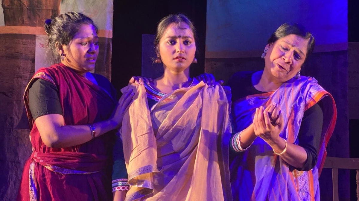 প্রাঙ্গণেমোরের দর্শকপ্রিয় নাটক ‘টিনের তলোয়ারে’র একটি দৃশ্য। ছবি: সংগৃহীত