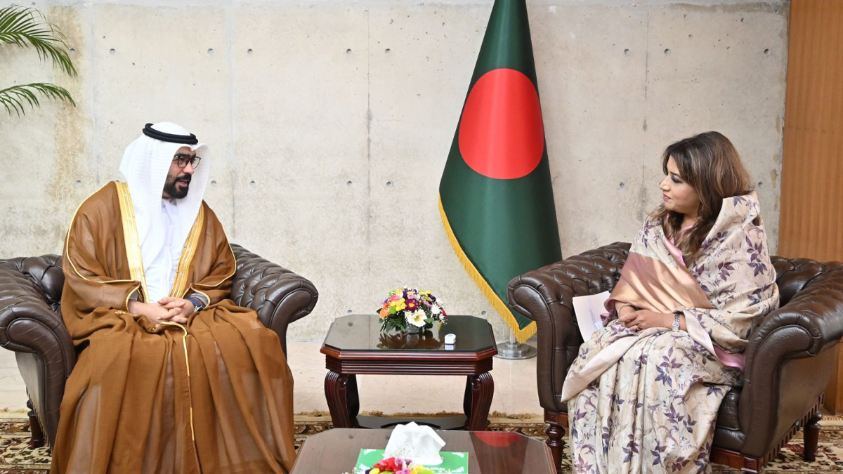 বাংলাদেশে নিযুক্ত সংযুক্ত আরব আমিরাতের রাষ্ট্রদূত আব্দুল্লা আলি আল হামুদী মঙ্গলবার পররাষ্ট্রম প্রতিন্ত্রী শামা ওবায়েদের সঙ্গে সৌজন্য সাক্ষাৎ করেন। ছবি: পররাষ্ট্র মন্ত্রণালয়