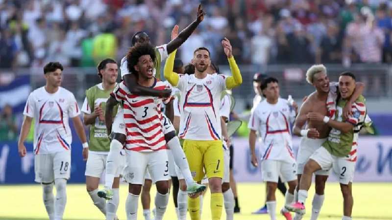 USA advances to the Round of 16 after beating Bosnia with 10 men.