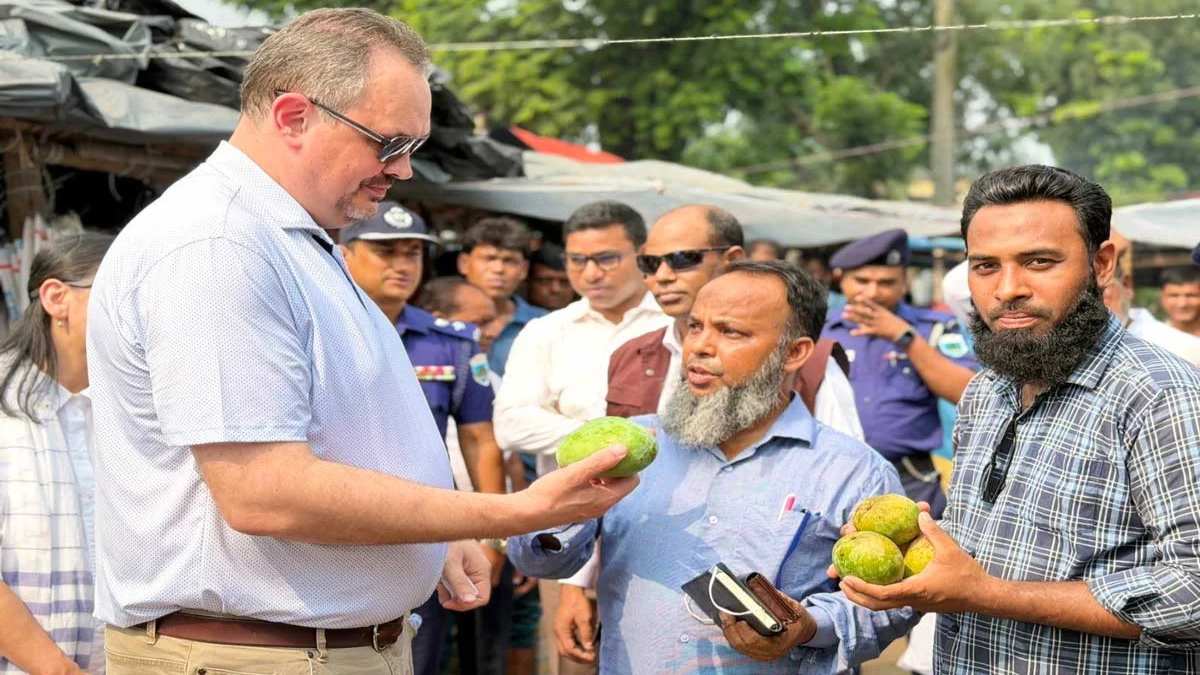 রাজশাহীর আমের হাটে মার্কিন রাষ্ট্রদূত, নিলেন তাজা আমের স্বাদ