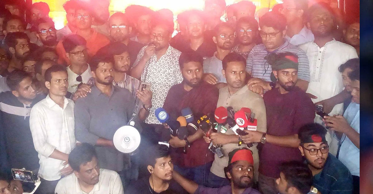 জবি শিক্ষার্থীদের সমাবেশ সকালে, জুমার পর গণঅনশন