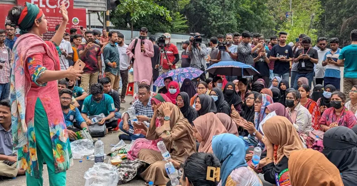 এখনো সড়কে জগন্নাথ বিশ্ববিদ্যালয়ের শিক্ষার্থীরা