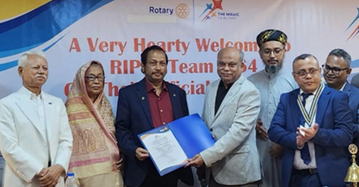 রোটারির সাবেক গভর্নর একেএম শামসুল হুদা রোটারির বিভিন্ন কর্মকাণ্ডে সাফল্যের জন্য রোটারিয়ানদের বিশেষ সম্মাননা প্রদান করেন। ছবি : সংগৃহীত