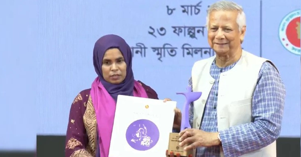 অদম্য নারী পুরস্কার তুলে দিলেন প্রধান উপদেষ্টা