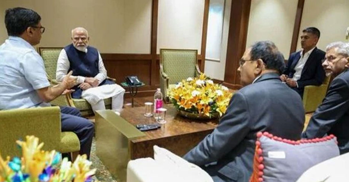 সৌদি থেকে ফিরে বিমানবন্দরেই জরুরি বৈঠক মোদির