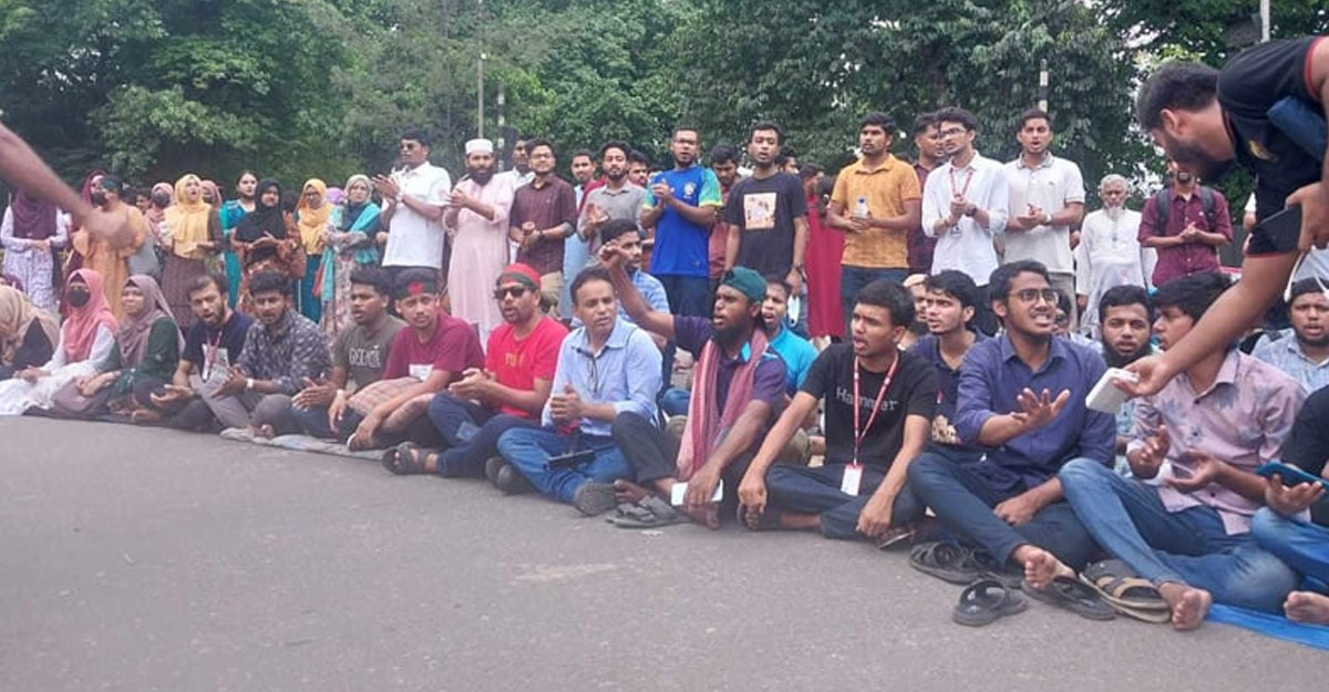 কাকরাইল মোড়ে জবি শিক্ষক-শিক্ষার্থীরা, দুপুরে গণঅনশন