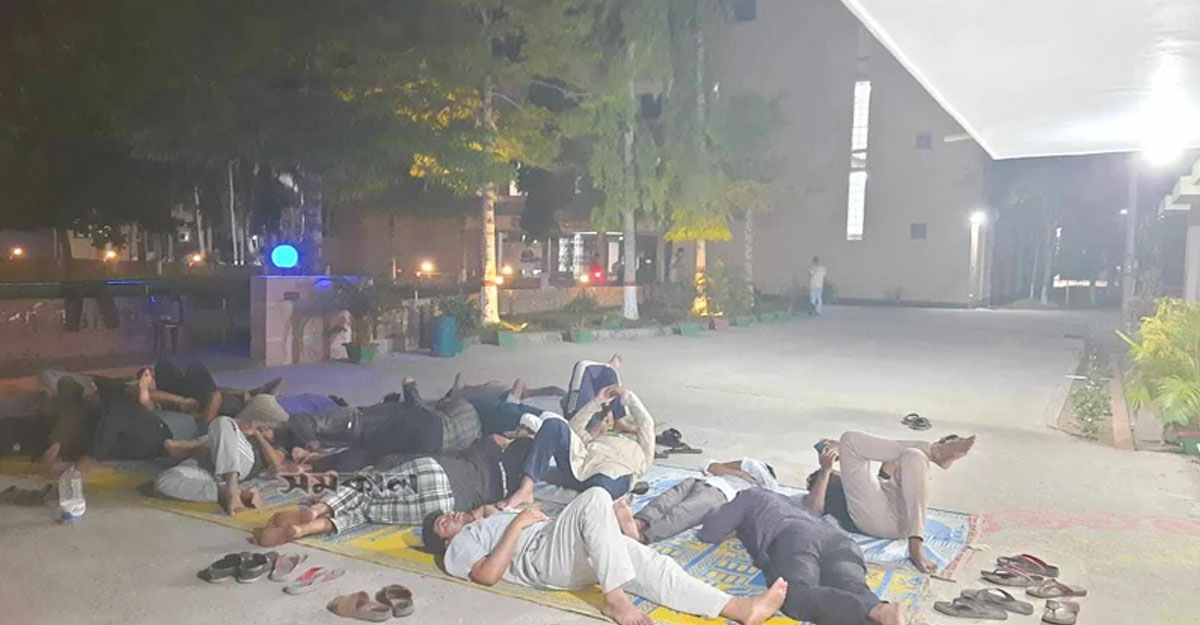 হল খুলে দেওয়ার দাবিতে কুয়েট শিক্ষার্থীদের রাতযাপন