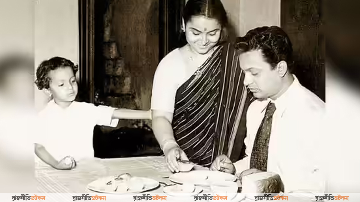 Uttam Kumar With Gouri Devi And Son 03-09-2025