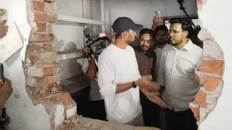 রোববার দুপুরে ধ্বংসপ্রাপ্ত বেসরকারি সংস্থা রাড্ডা এমসিএইচের কার্যালয় ও স্বাস্থ্যকেন্দ্র পরিদর্শন করেন জাতীয় নাগরিক পার্টির (এনসিপি) মুখপাত্র আসিফ মাহমুদ সজীব ভূঁইয়া। ছবি: সংগৃহীত
