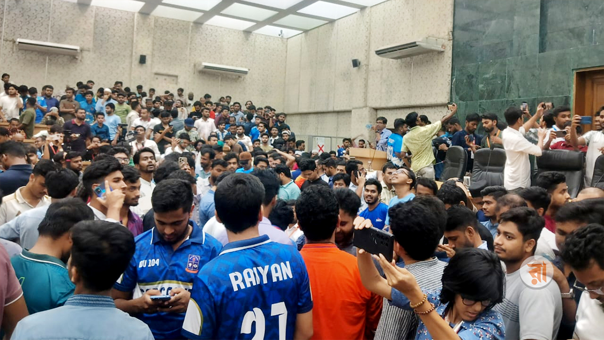 ডাকসুর ফলের অপেক্ষায় উৎসবমুখর সিনেট ভবন