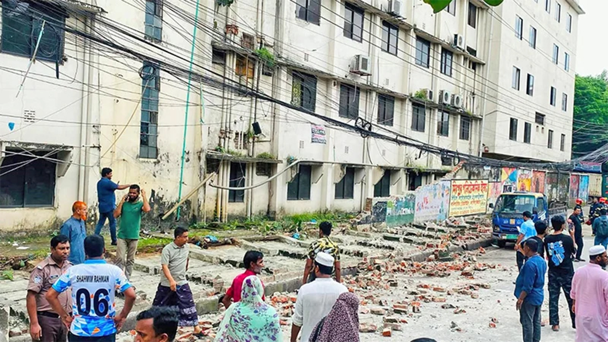 দেয়াল ধসে প্রাণ গেল টিসিবির লাইনে দাঁড়ানো দুজনের