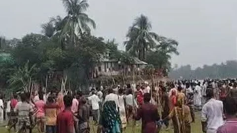 দু’পক্ষের সংঘর্ষ