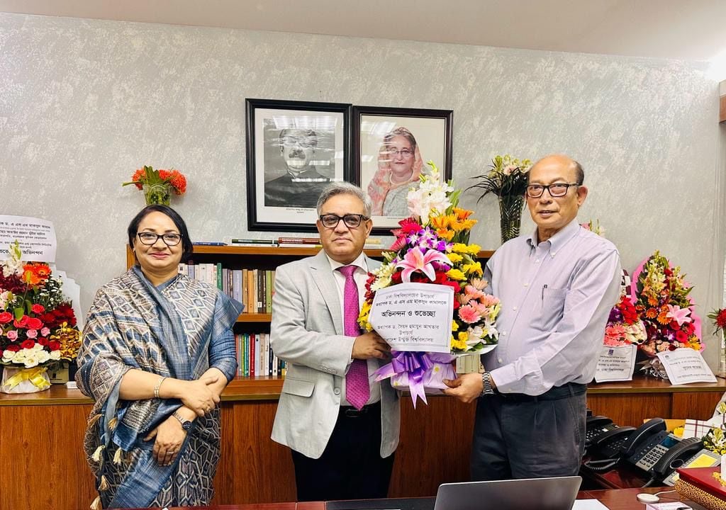 সোমবার উপাচার্য ড. মাকসুদ কামালকে তার কার্যালয়ে গিয়ে শুভেচ্ছা জানান বাউবি উপাচার্য ড. সৈয়দ হুমায়ুন আখতার।