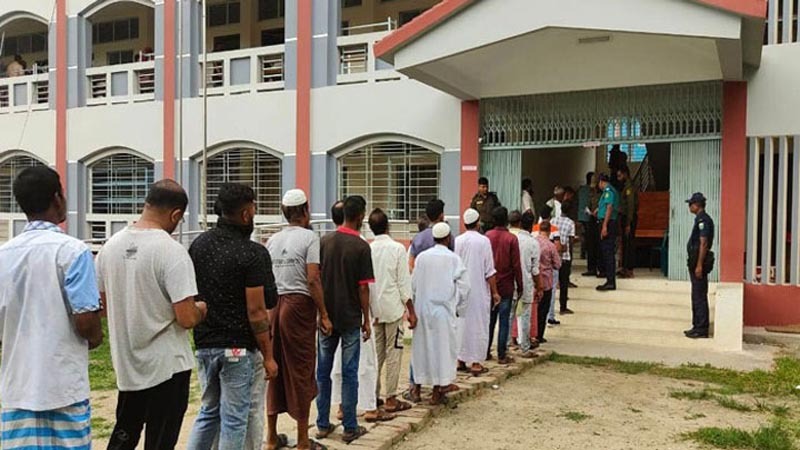 ভোট দিতে লাইনে দাঁড়িয়ে আছেন ভোটাররা। ফাইল ছবি