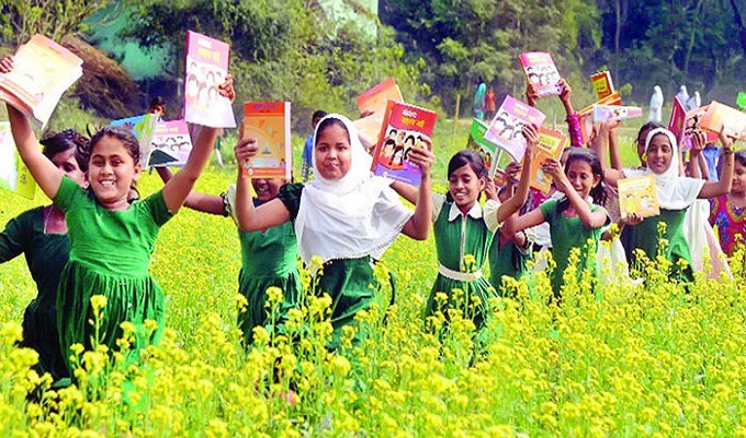 বছরের প্রথম দিনে বই হাতে উল্লসিত শিক্ষার্থীরা