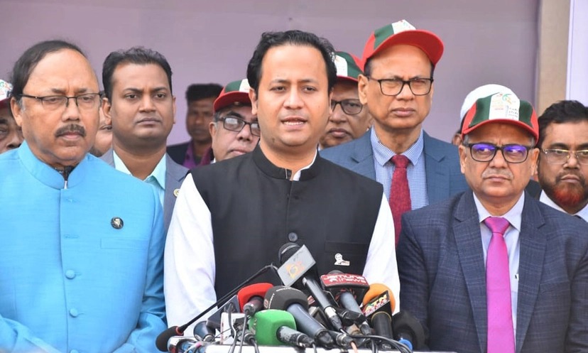 বুধবার সকালে রাজশাহী জেলা মুক্তিযুদ্ধ স্মৃতি স্টেডিয়ামে ৫২তম শীতকালীন জাতীয় ক্রীড়া প্রতিযোগিতার উদ্বোধনী অনুষ্ঠানে সাংবাদিকদের সঙ্গে কথা বলেন শিক্ষামন্ত্রী। ছবি: সংগৃহীত