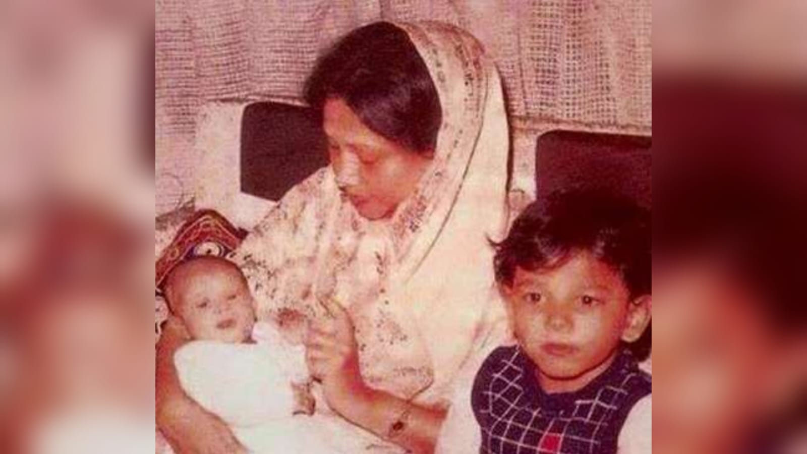 দুই ছেলে তারেক ও কোকোর সাথে খালেদা জিয়া। ছবি: সংগৃহীত