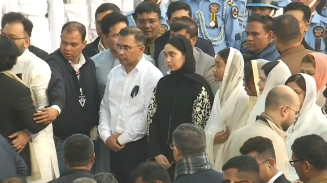 খালেদা জিয়ার দাফনে উপস্থিত পরিবার, দল ও অন্যরা