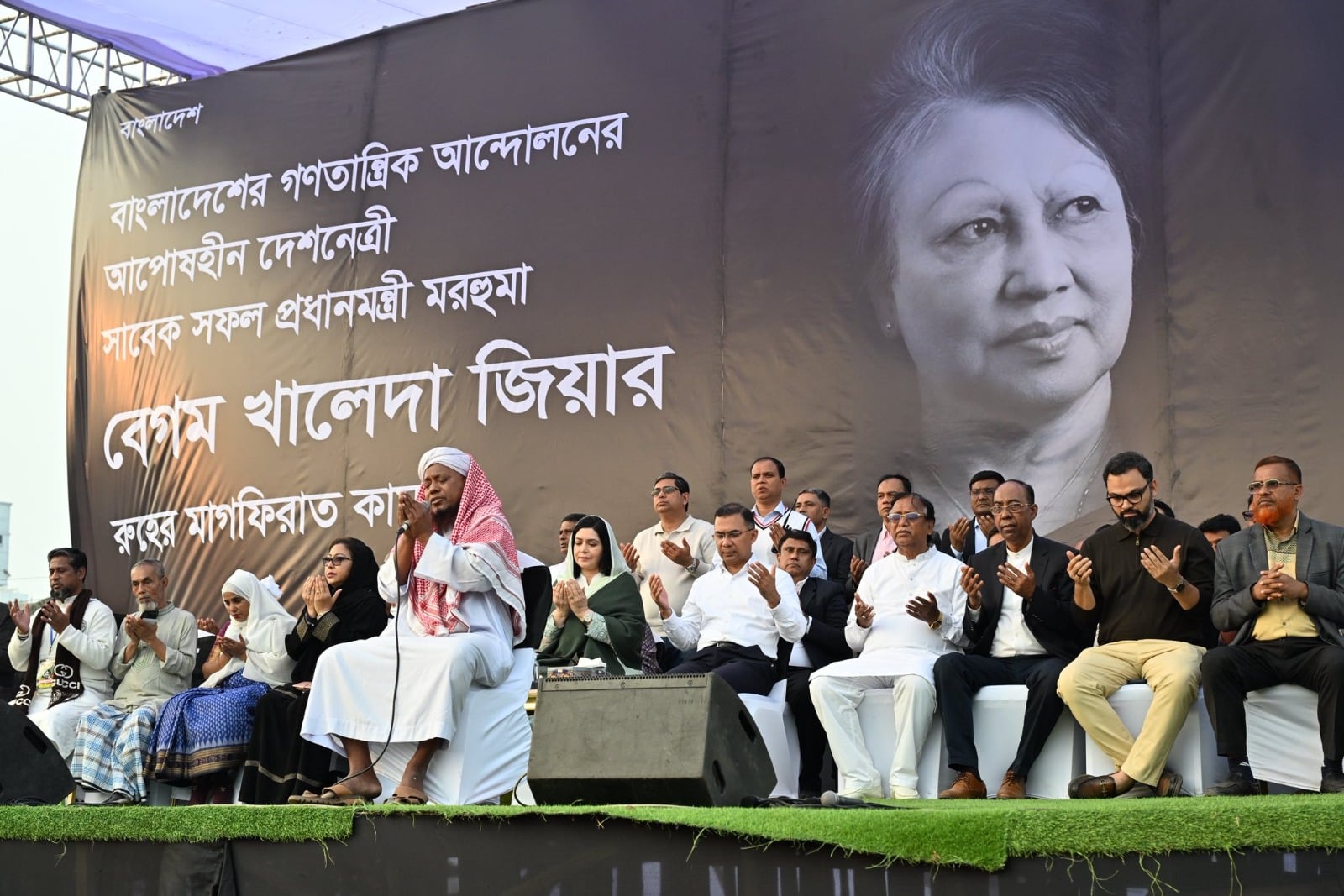 দোয়া মাহফিলে তারেক রহমানের স্ত্রী জোবাইদা রহমানও উপস্থিত ছিলেন। ছবি: সংগৃহীত