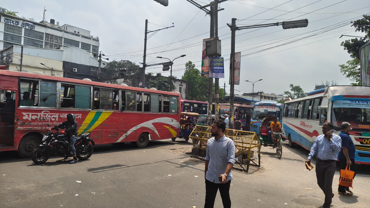 পল্টন এলাকায়ও যানজটের দেখা মেলেনি। ছবি: রাজনীতি ডটকম