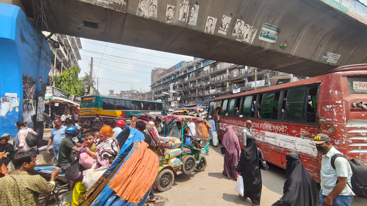 পর্যাপ্ত লোকাল বাস থাকায় ঢাকায় ফেরা যাত্রীরা দ্রুত তাদের গন্তব্যে পৌঁছাতে পারছেন। ছবি: রাজনীতি ডটকম