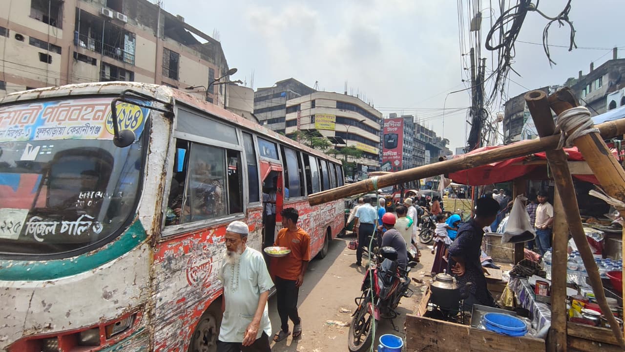 গুলিস্তানে সিগন্যালে যানবাহন থেমে থাকলেও পরিচিত সেই দীর্ঘ যানজট দেখা যায়নি। ছবি: রাজনীতি ডটকম