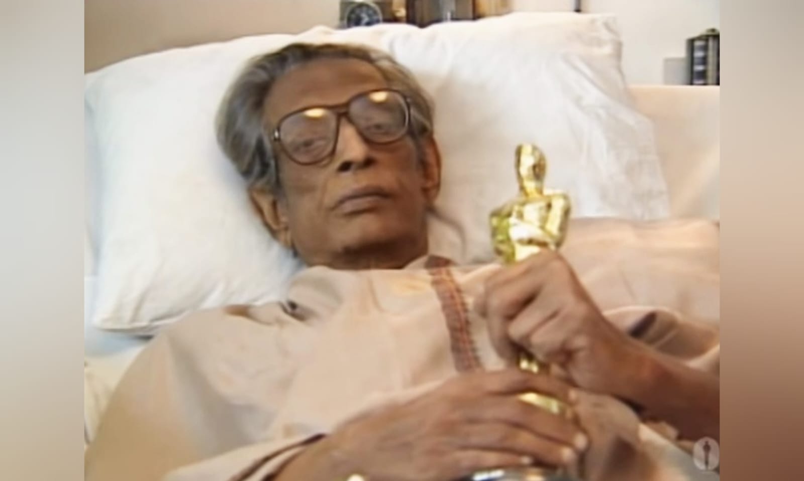 ১৯৯২ সালের ৩০ মার্চ টিভির পর্দায় দীর্ঘ রোগভোগে ক্লান্ত সত্যজিৎ রায়কে অস্কার পুরস্কারের স্মারক হাতে দেখা যায়। ছবি: সংগৃহীত