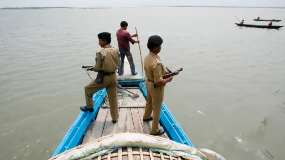 ভারতের আসাম রাজ্যের ধুবড়ি জেলায় বাংলাদেশ সীমান্তের কাছে ব্রহ্মপুত্র নদীতে নৌকায় টহল দিচ্ছেন বিএসএফের সদস্যরা। ছবি: রয়টার্স