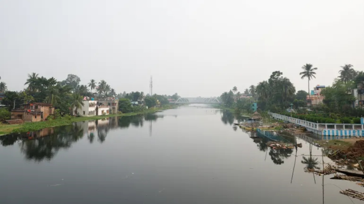 বাংলাদেশ-ভারত সীমান্তের কাছে পেট্রাপোল এলাকা দিয়ে প্রবাহিত নদীর একটি দৃশ্য। ছবি: রয়টার্স