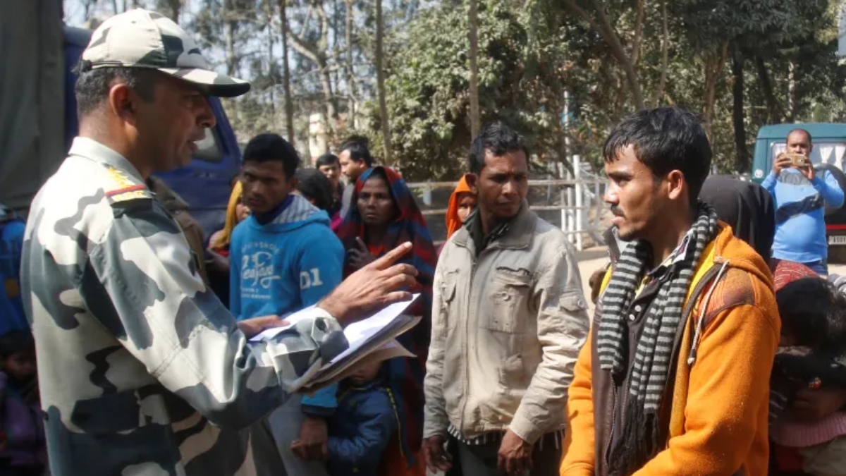 ভারতের আগরতলার রাইমুরা গ্রামে বাংলাদেশ সীমান্ত অতিক্রমের সময় আটক রোহিঙ্গাদের নাম নিবন্ধন করছেন বিএসএফের এক কর্মকর্তা। ছবি: রয়টার্স