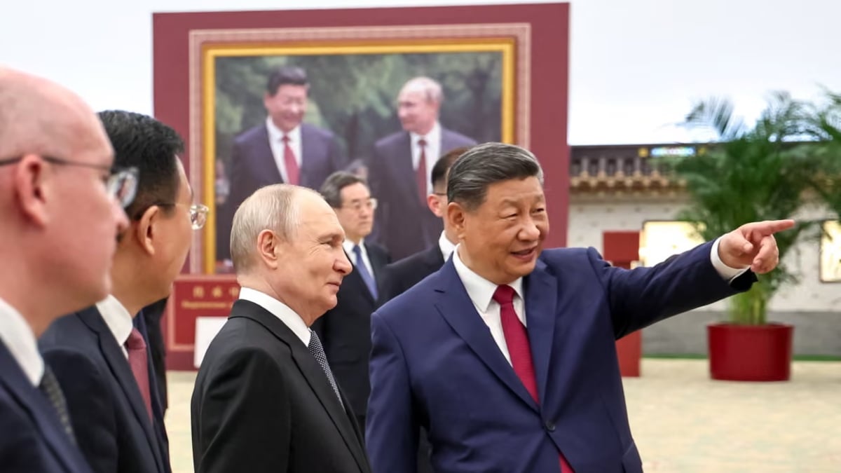Xi Jinping and Vladimir Putin visit a photo exhibition at the Great Hall of the People in Beijing