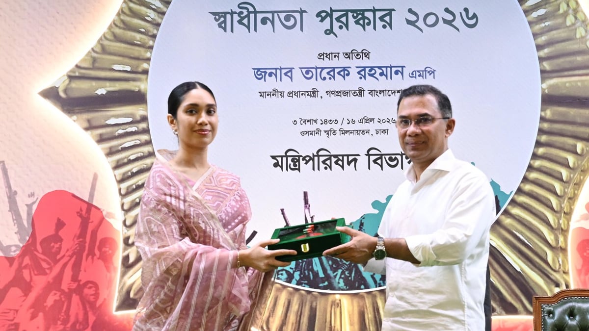 বাবার হাত থেকে ‘দাদু’ খালেদা জিয়ার স্বাধীনতা পদক নিলেন জাইমা