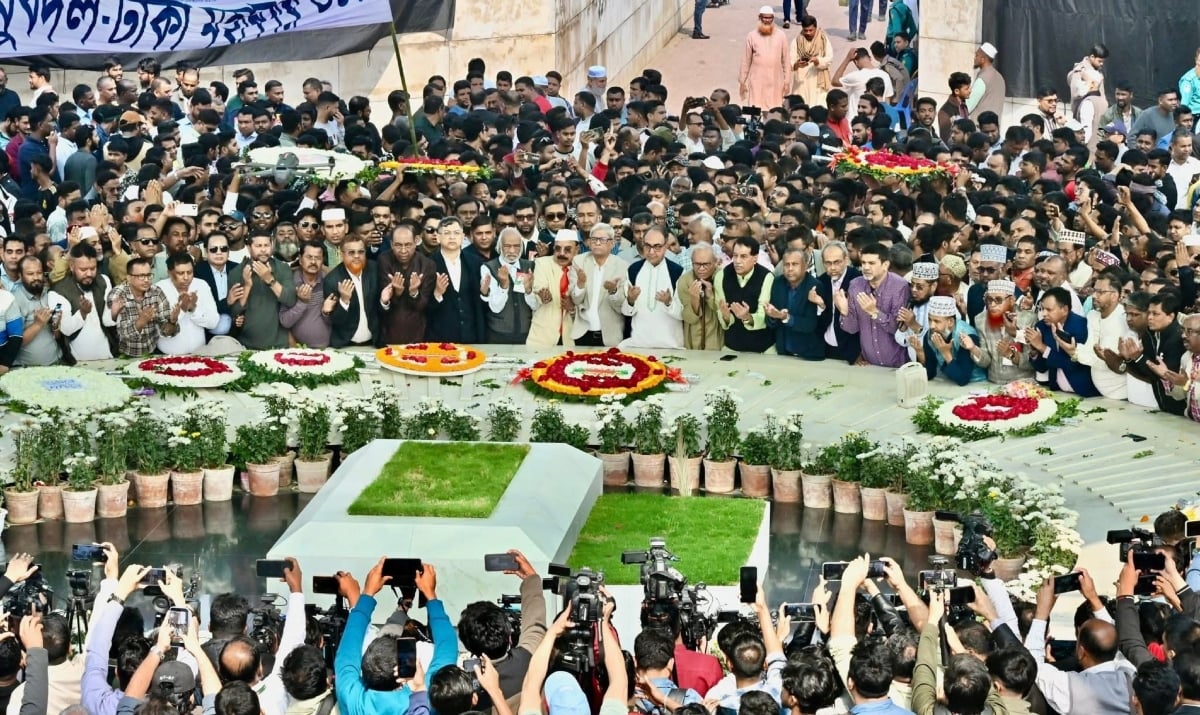 জিয়াউর রহমানের সমাধিতে পুষ্পস্তবক অর্পণ ও ফাতেহা পাঠ করেন বিএনপির নেতৃবৃন্দ। ছবি: বিএনপির ফেসবুক পেজ