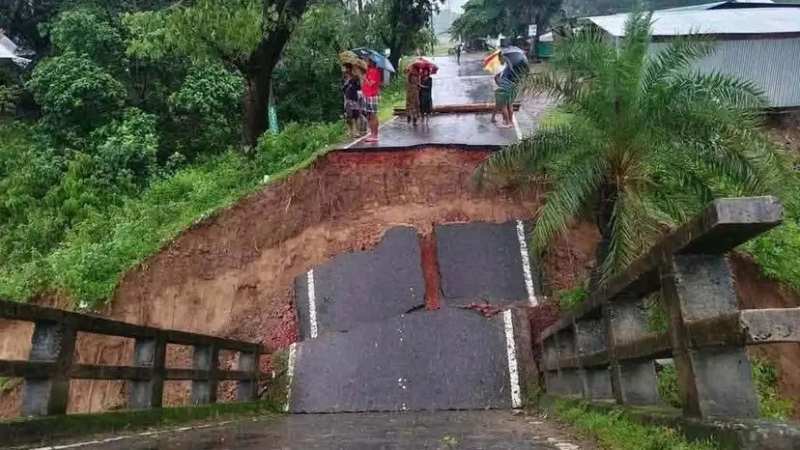 ভারী বর্ষণে ধসে পড়েছে সেতু, বান্দরবান-রাঙ্গামাটি যোগাযোগ বিচ্ছিন্ন